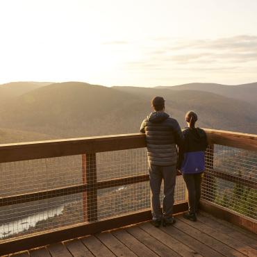 Couple sur un belvédère lors d'une randonnée
