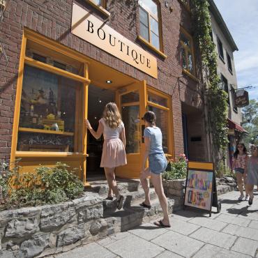 Two women enter a store on rue du Petit-Champlain for some shopping