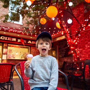 Enfant qui mange une crème glacée
