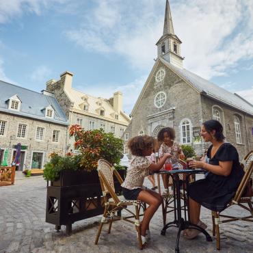 Family eating at Maison Smith in place Royale