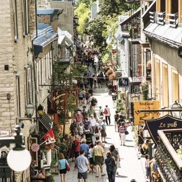 Des touristes marchent sur la rue du Petit-Champlain en été.