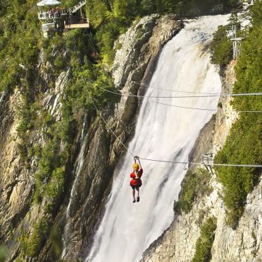 La tyrolienne du Parc de la Chute-Montmorency avec la chute en arrière-plan.